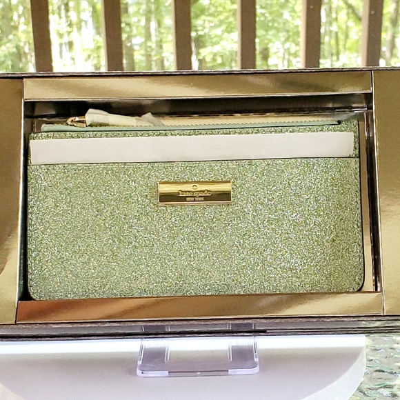Kate Spade Kenzie Boxed Glitter Green Large Slim Cardholder. RetiredDiscontinued - Picture 1 of 8